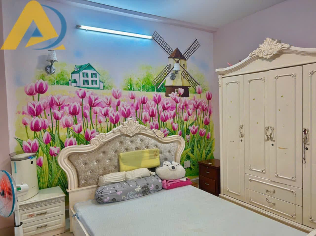 Tranh dán tường hoa tulip cho phòng ngủ